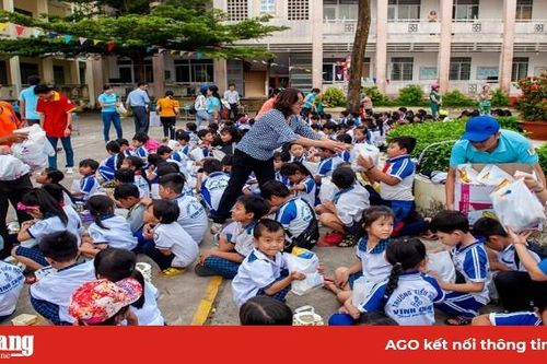 Thăm, tặng quà cho trẻ em có hoàn cảnh đặc biệt tại các trung tâm, cơ sở bảo trợ xã hội dịp Tết Trung thu