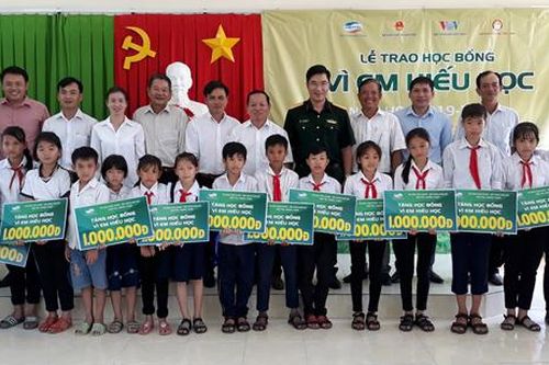 Trao học bổng và quà cho học sinh nghèo
