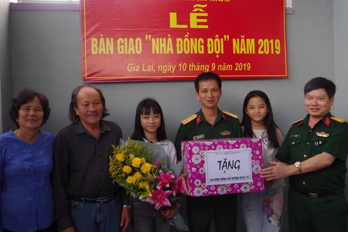 Bàn giao 'Nhà đồng đội'