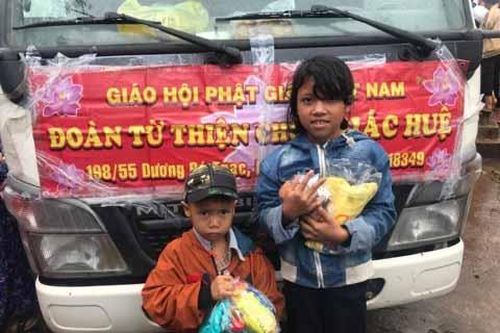 Tặng trên 1.100 phần quà cho học sinh và hộ nghèo xã Chư Pơng