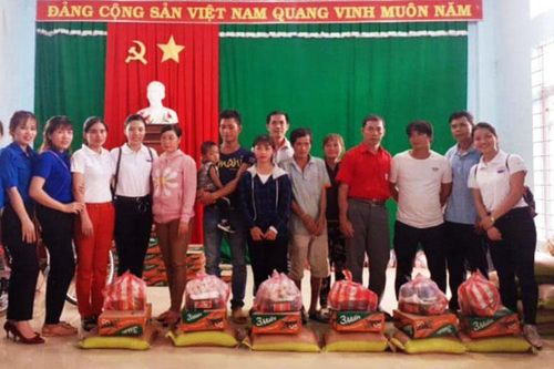 Các đoàn từ thiện TP Hồ Chí Minh hỗ trợ người dân vùng lũ Đạ Tẻh