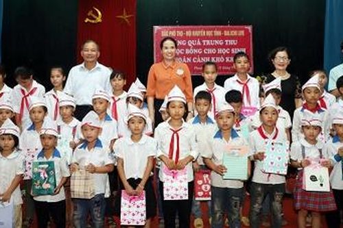 Tặng quà Trung thu và trao học bổng cho học sinh có hoàn cảnh khó khăn tại huyện Cẩm Khê