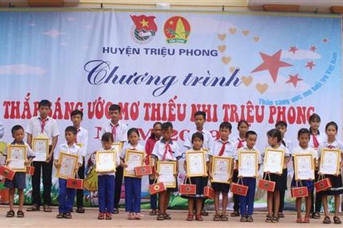 Trao 62 suất quà chương trình 'Thắp sáng ước mơ thiếu nhi Triệu Phong' năm 2019