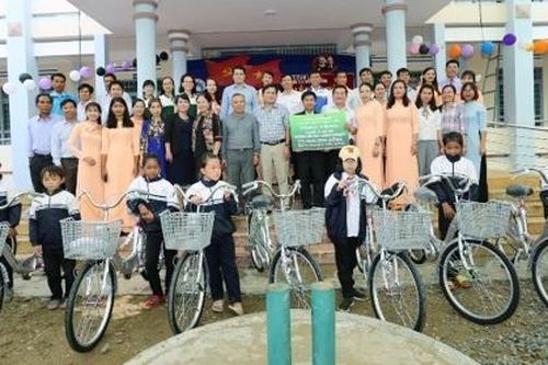 Vietcombank Đăk Lăk trao tặng 50 chiếc xe đạp cho học sinh nghèo