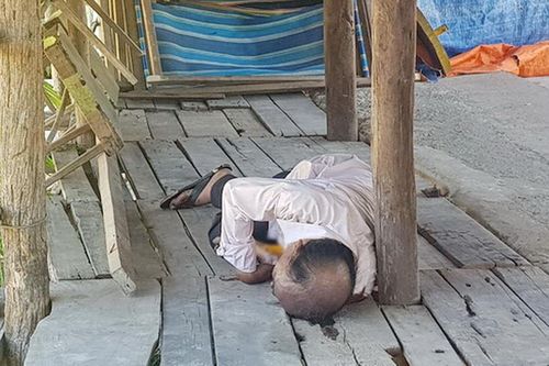 Người đàn ông nghi tự đâm dao vào ngực tử vong