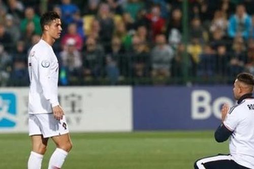 Fan cuồng quỳ trước Ronaldo sau 4 bàn sút tung lưới Lithuania