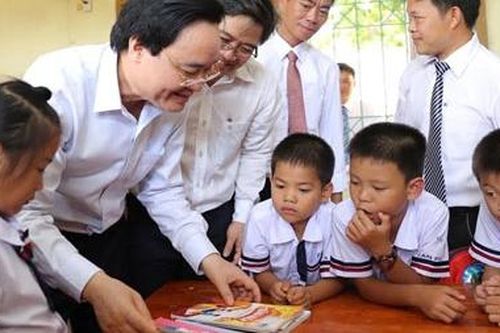 Bộ trưởng Giáo dục dự khai giảng muộn với thầy trò vùng 'rốn lũ'