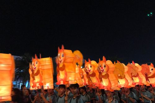 Sôi động đêm hội trăng rằm đầy màu sắc