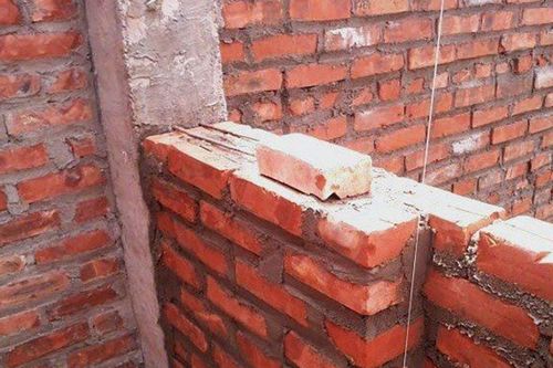 Cứu sống cụ ông 78 tuổi bị cả bức tường gạch đè vào người