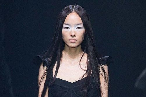 Siêu mẫu Trung Quốc hai lần 'vồ ếch' trên sàn catwalk