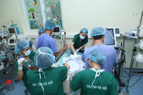 Khen thưởng 5 bác sĩ vì cứu sống hai bệnh nhân nước ngoài
