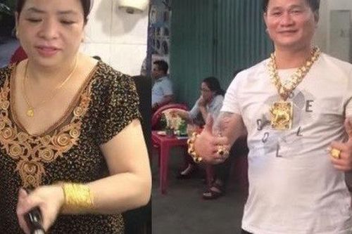 Kỳ lạ cặp vợ chồng bán hàng vỉa hè đeo cả cân vàng trên người