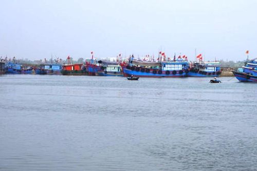 Thanh Hóa: Lật thuyền trên sông Lạch Bạng, 1 người mất tích