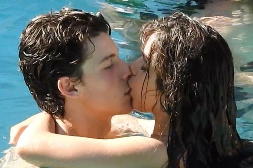 Clip khóa môi phản cảm của Shawn Mendes và Camila Cabello
