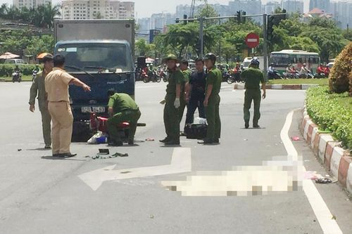 Người phụ nữ bị xe tải tông văng 5 m, tử vong ở Sài Gòn