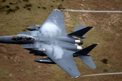 Chiến đấu cơ bay tốc độ 560 km/h suýt đâm hai người nhảy dù trên không