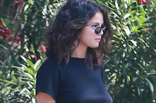 Selena Gomez mặc jeans rách, áo thun đơn giản xuống phố