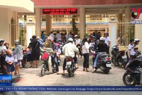 Xử nghiêm phụ huynh không đội mũ bảo hiểm cho trẻ em