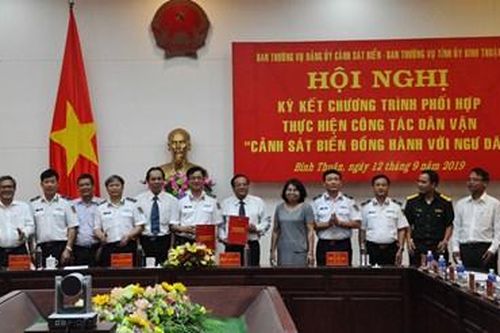 Ký kết chương trình 'Cảnh sát biển đồng hành với ngư dân'