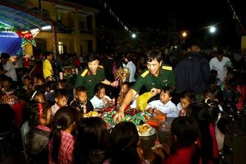 Thắp sáng 'vầng trăng yêu thương' cho trẻ em nghèo