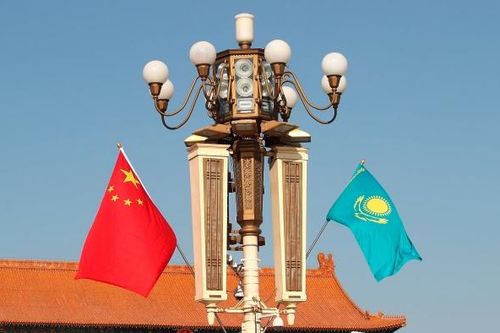 Tổng thống Kazakhstan thăm Trung Quốc: Mật ngọt chết ruồi
