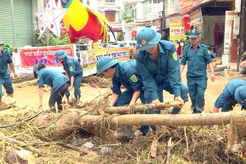 Bộ đội, dân quân nỗ lực giúp người dân khắc phục hậu quả mưa lũ