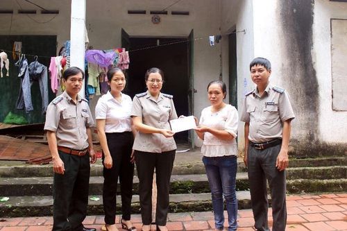 Cục Thi hành án dân sự tỉnh Vĩnh Phúc thăm, tặng quà gia đình chính sách