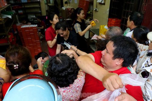Kẹt xe, tắc đường vẫn rồng rắn chen nhau mua bánh trung thu