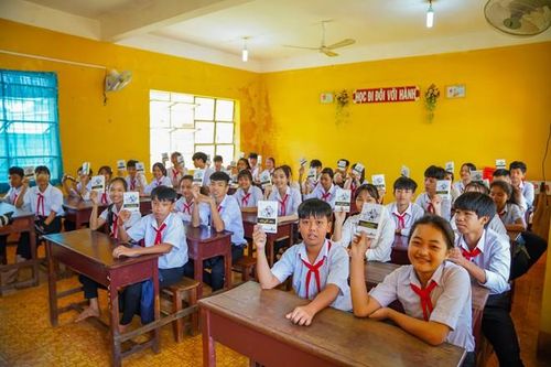 Sách quý đến với học sinh, thanh niên vùng sâu – vùng xa Bình Dương, Bình Phước