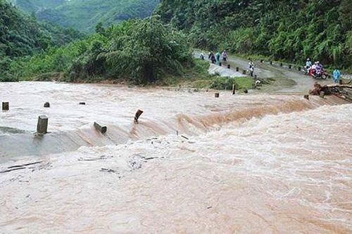Tìm thấy thi thể cháu bé bị lũ cuốn trôi cùng bố mẹ