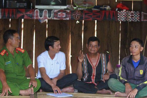 Những 'báu vật sống' cõng sử thi, đi khắp buôn làng