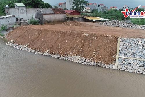 Hà Nội: Chưa kịp bàn giao, 30m kè đê sông Lương bất ngờ sạt lở