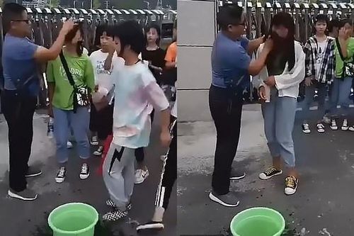 Thầy giáo đứng cổng trường lau sạch mặt cho nữ sinh vì trang điểm đến lớp