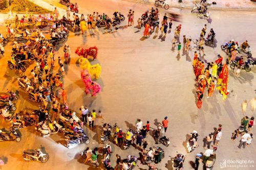 Đem lân ra phố múa, kiếm bộn tiền dịp Tết Trung thu