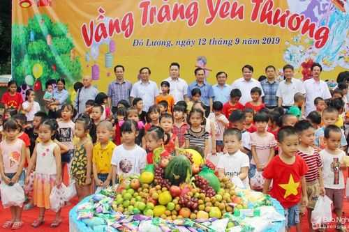 Phó Chủ tịch UBND tỉnh trao quà Trung thu cho các em nhỏ tại Trung tâm Công tác xã hội tỉnh