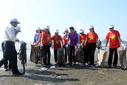 Lãnh đạo Bộ TN-MT dọn vệ sinh 'chống rác thải nhựa' dọc bờ biển Đồ Sơn