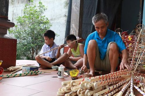Lão nông gắn bó gần 50 năm với chiếc đèn cù và đồ chơi Trung thu truyền thống