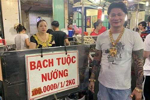 Ông chủ ở Sài Gòn đeo 100 lượng vàng trị giá 4 tỷ chỉ để bán ốc