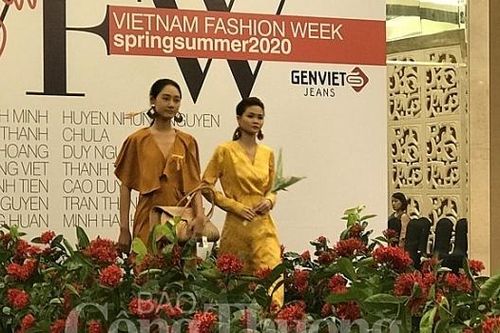 Tuần lễ thời trang xuân hè 2020: Chất liệu truyền thống được tôn vinh