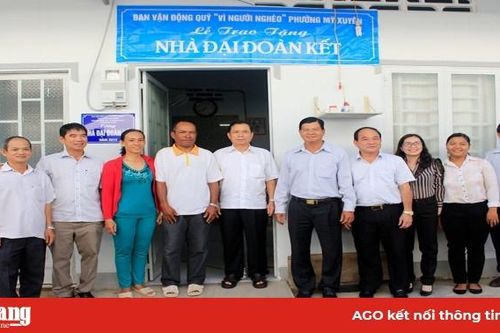 Trao nhà Đại đoàn kết cho hộ cận nghèo phường Mỹ Xuyên