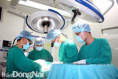 Phẫu thuật nong động mạch cảnh cho cụ bà 82 tuổi
