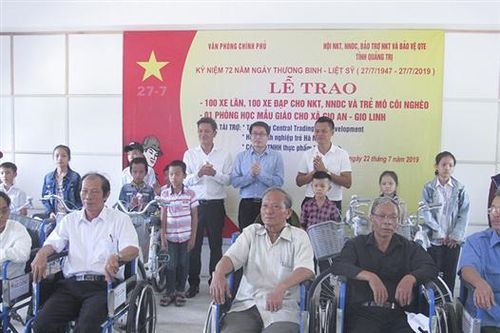 Quan tâm chăm lo người khuyết tật