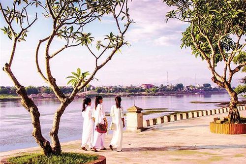 Thị xã soi bóng dòng Thạch Hãn