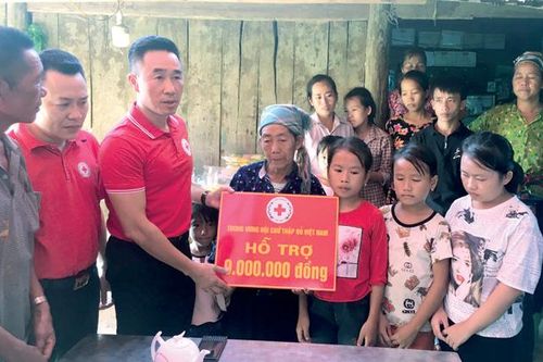 Hội Chữ thập đỏ Việt Nam hỗ trợ nạn nhân bị lũ cuốn trôi ở xã Minh Hương (Hàm Yên)