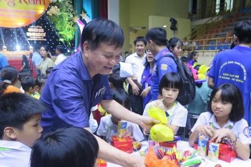 Chính trị - Xã hội An sinh xã hội Gần 1.000 trẻ em có hoàn cảnh đặc biệt, khó khăn vui hội trăng rằm