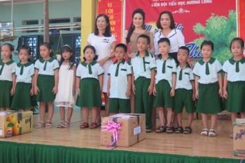 Chính trị - Xã hội An sinh xã hội Trao hơn 1.000 phần quà trung thu cho học sinh phường Hương Long