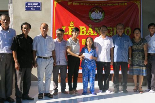 Chính trị - Xã hội An sinh xã hội Bàn giao nhà đại đoàn kết cho hộ bà Hồ Thị Dưỡng