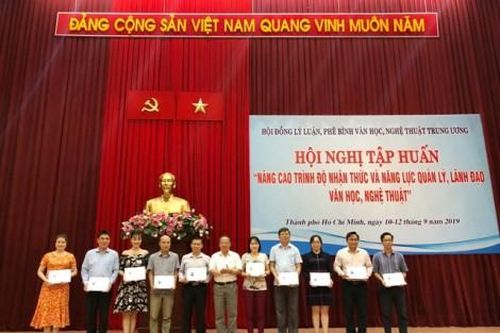 Văn hóa - Nghệ thuật Thông tin văn hóa Bế mạc lớp tập huấn nâng cao nhận thức và quản lý, lãnh đạo văn học, nghệ thuật