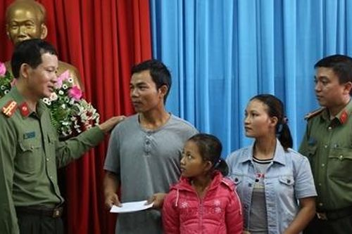 Niềm vui ngày về của một gia đình bị dụ dỗ vượt biên trái phép
