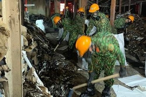 Cận cảnh bên trong khu vực nhà kho Rạng Đông đang tẩy độc